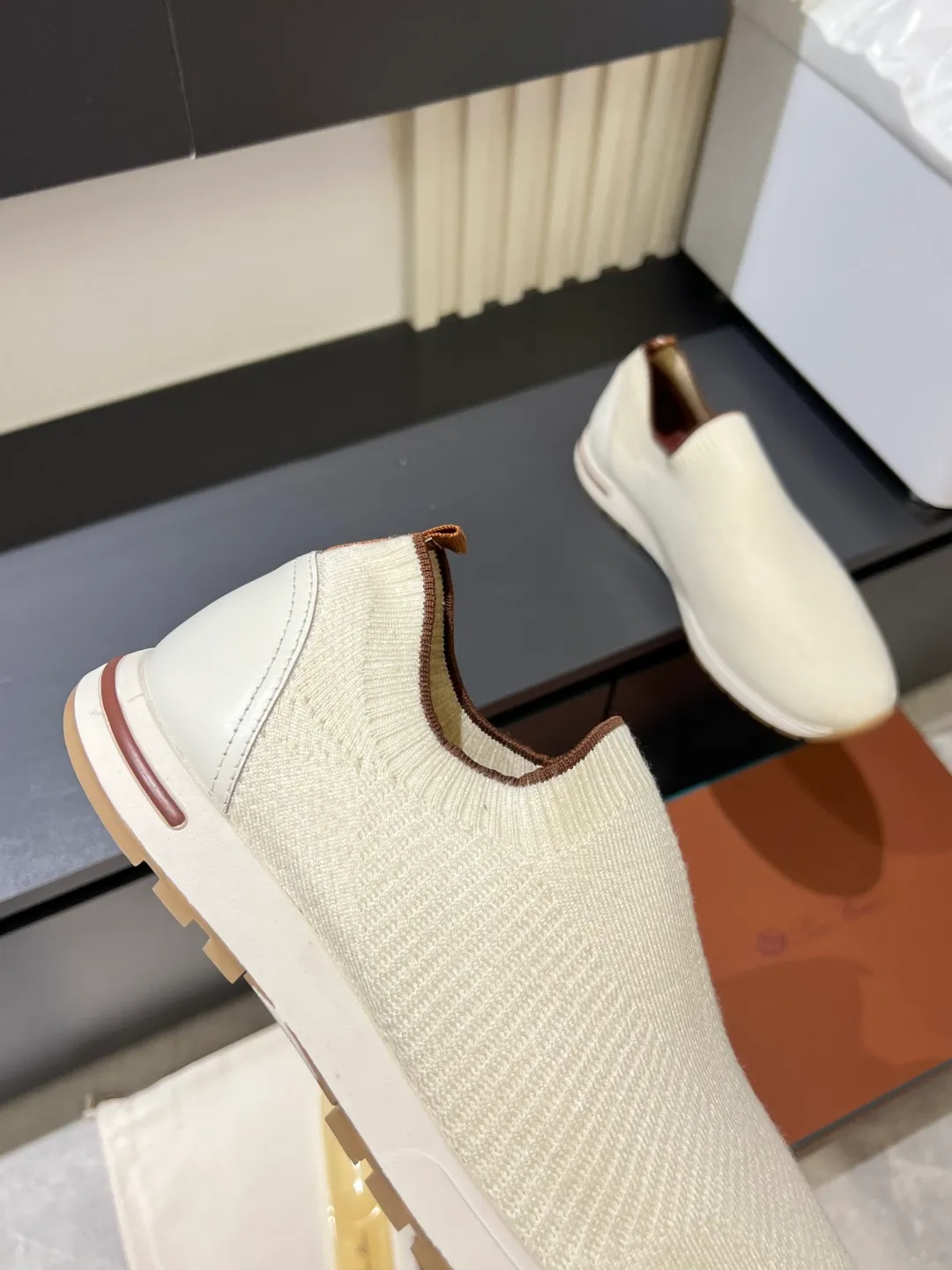 Men's Men's Shoes 💰p380 Loro Men's Shoes 💰piana/Noyo Piana 360 L Men's Shoes 💰p Flexy Walk Men's Sports Shoes These sports shoes are made of knitted wool uppers, and the heel is wrapped in smooth calf leather. Merino sheep are selected from Australia and New Zealand. The upper is machine-woven like a sweater, and then equipped with a white rubber outsole and a Kummel-colored sole. It is both beautiful and non-slip. The fabric is 100% cashmere and the insole is calf leather. It is super comfortable on the feet! Comes with full original packaging! Multiple colors available! Size: 38-44 (45 customized)
